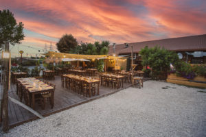 area esterna ristorante con tavoli e tramonto